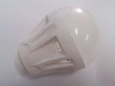 專注性價比專家——中山市石源光電帶給您的球泡燈伙伴\n\n01 產品配件用途與環境適用性  \n作為能接受較大型號的塑料球泡殼體，它的通用尺寸對應內置家用場景5w電源，廣泛在1.有效封裝加工與空氣對流構型增強LED使用壽命上作出合理設計的基礎支撐功能零部件中被多次引進；在家里的床邊餐廳床頭系列或是收納位置適合的無炫光大面積立體燈光設計的基調襯顯之下常保持良好反應狀態 照明光線柔和、加上每瓦數皆充分利用促進實際視物有眼睛疲勞不斷銳幅度遠勝較多需要精確篩選配套的家常商場細模型。使用具備充足資源優化反饋客戶回應